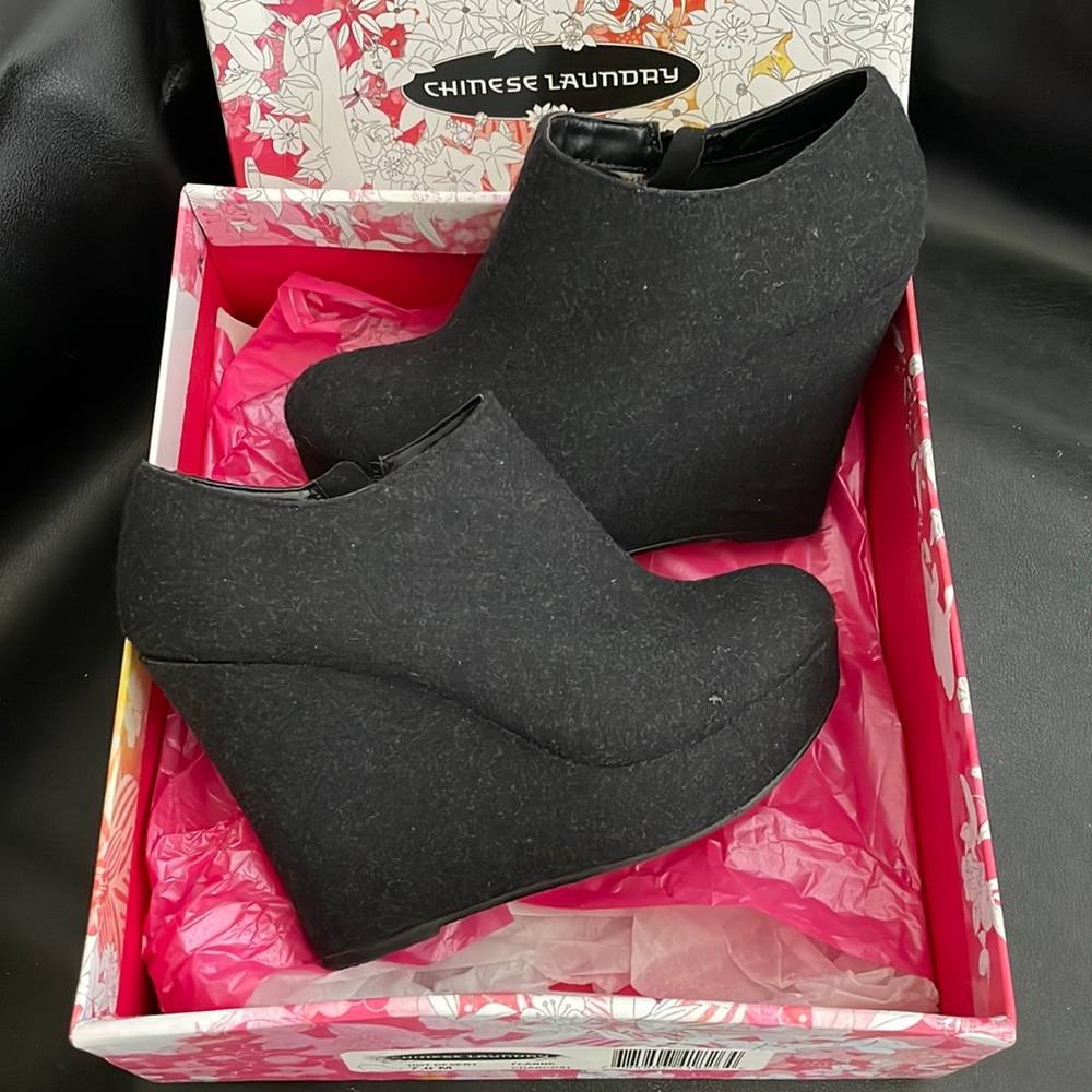 CHINESE LAUNDRY “Hot Desert” Platform Wedge in Charcoal - size 7 NEW IN BOX